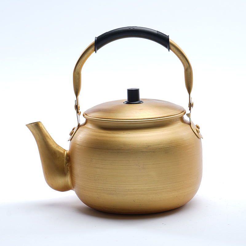 إبريق الشاي باللون الذهبي